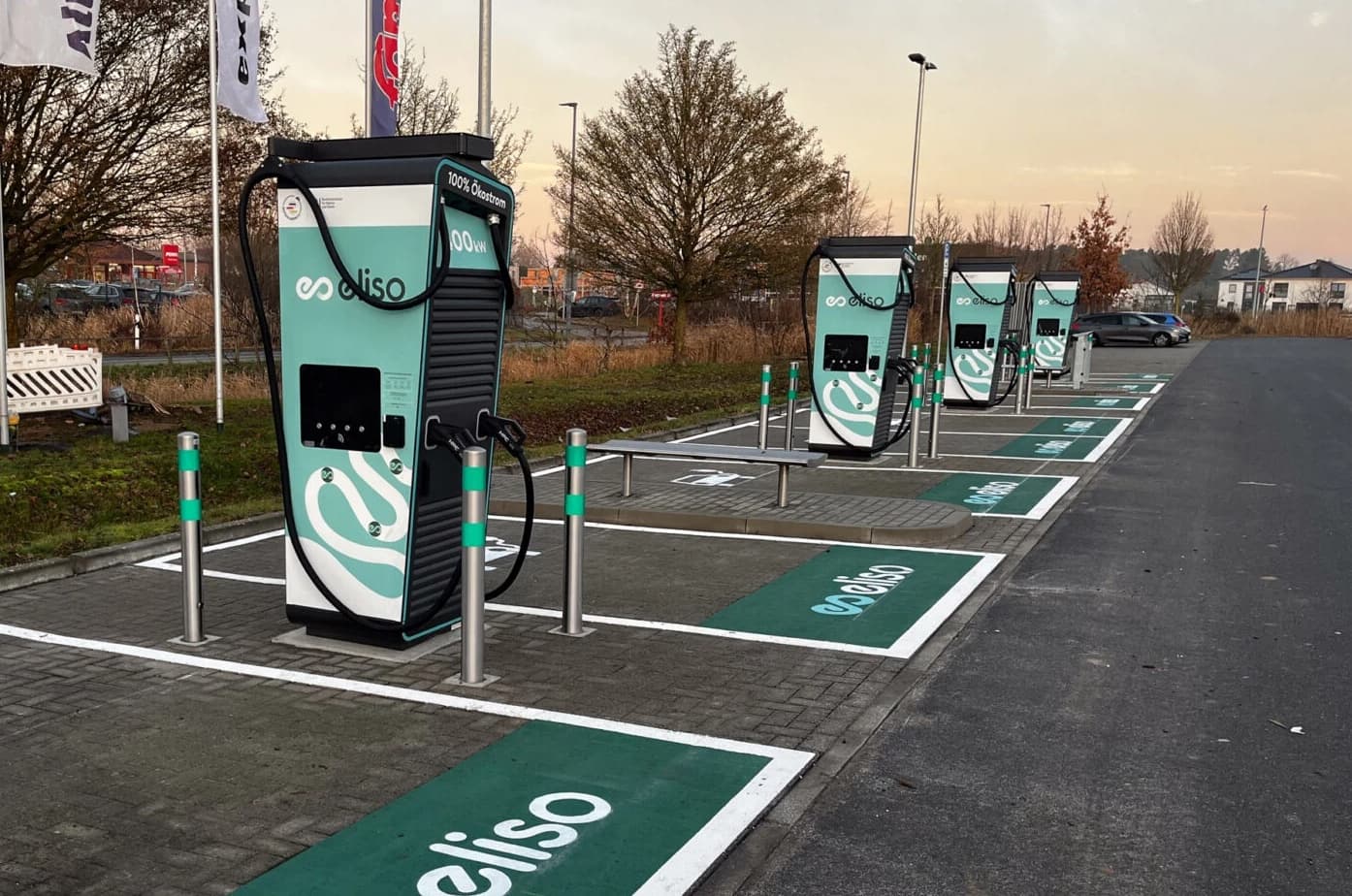 Deutschlandnetz: Eliso bringt 400-kW-Schnelllader zu Famila