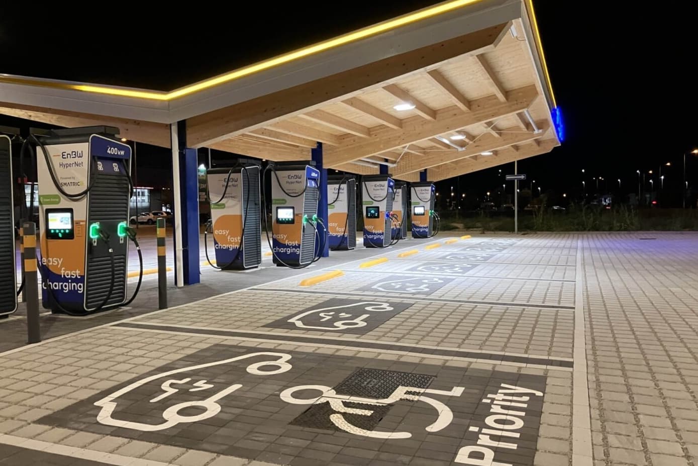 Smatrics EnBW: Neue High-Power-Ladeparks in Norditalien eröffnet