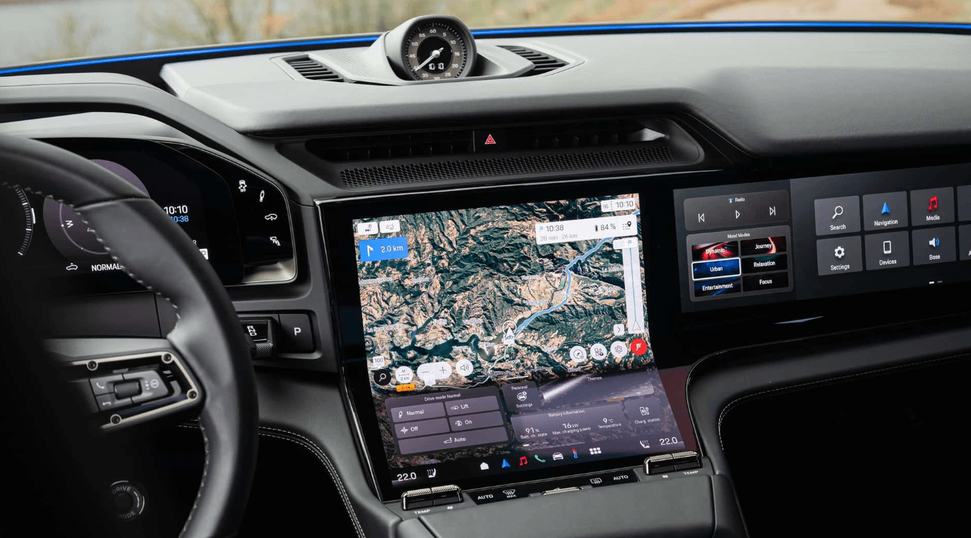 Porsche vs. Tesla: Warum das Cayenne Curved Display gewinnt