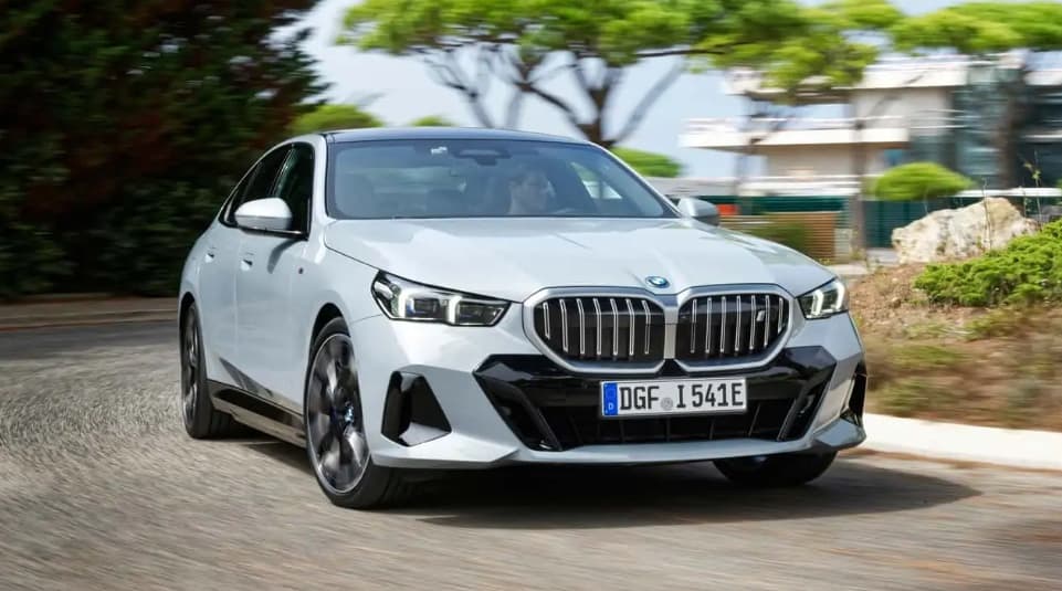 BMW i5: Alle US-Modelle erhalten nativen Tesla-Ladeanschluss