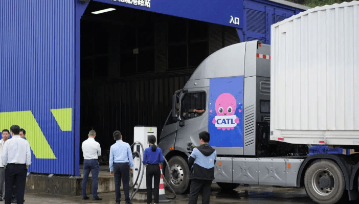 Swaptopus: CATL und Octopus bringen E-Lkw-Batteriewechsel