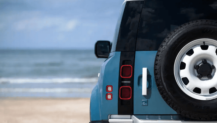 Land Rover Defender Sport: Kompakt-Offensive mit Hybrid & Elektro