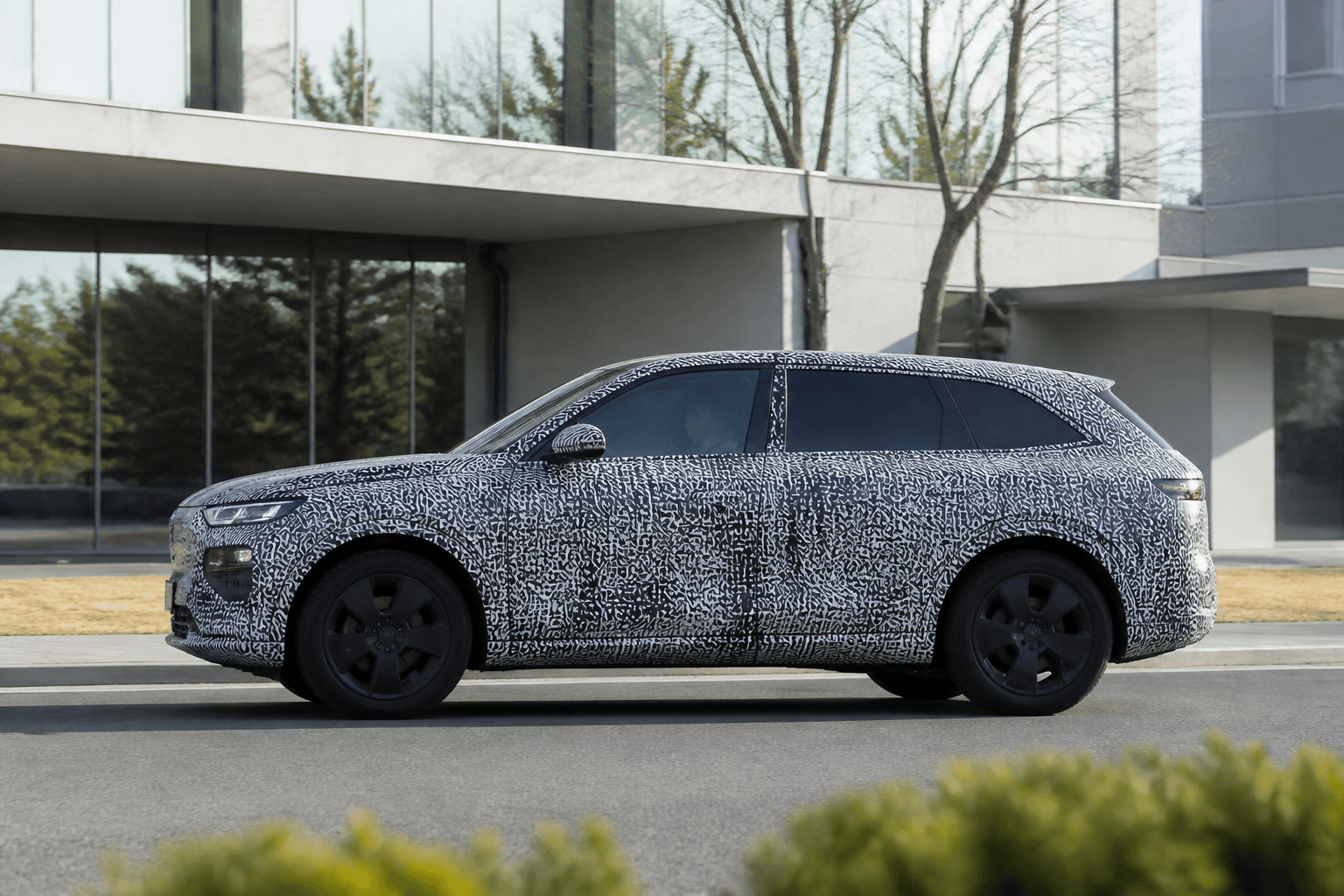 Genesis GV90: Luxus-Elektro-SUV mit „Rolls-Royce“-Türen, 110-kWh-Akku und bis zu 350 kW Laden
