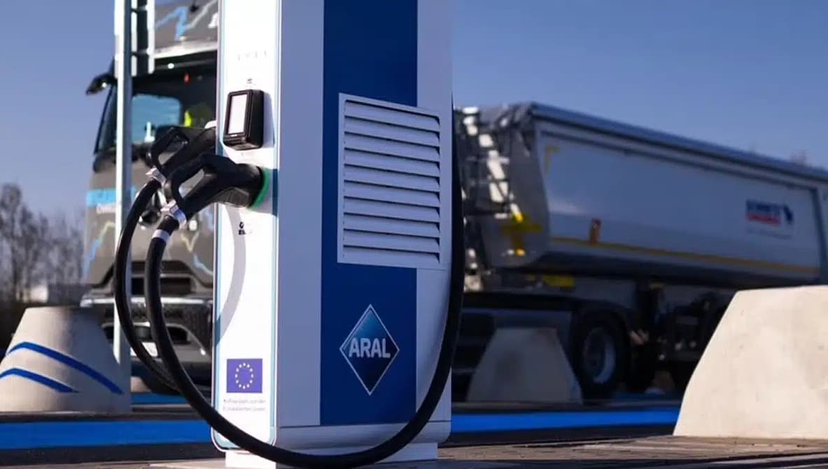 Aral pulse startet Megawatt-Laden (MCS) für E-Lkw in Deutschland
