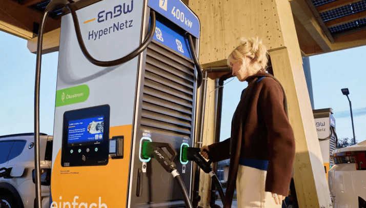 EnBW hält Ladepreise stabil: E-Auto-Fahren 2026 nur halb so teuer wie Verbrenner