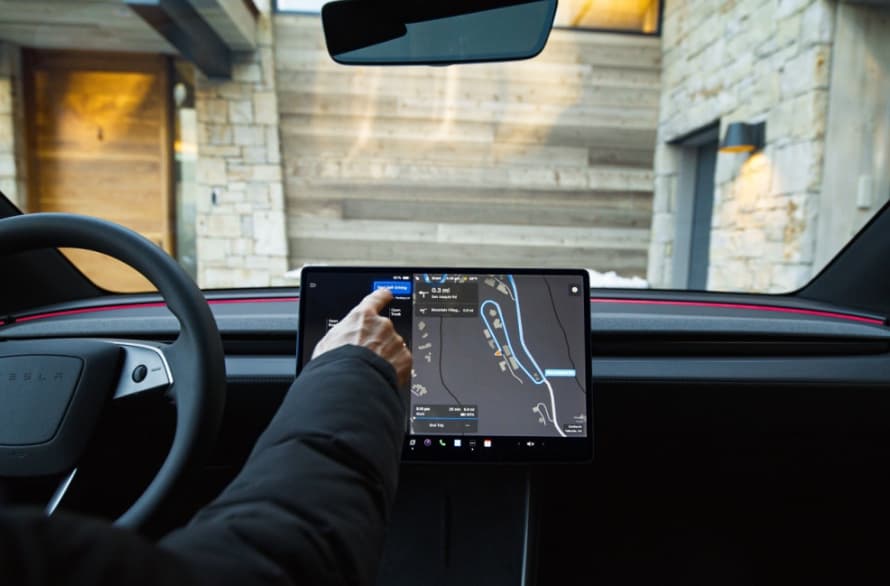 Tesla FSD Upgrade: Grok-Sprachbefehle und Parkplatz-Memory kommen