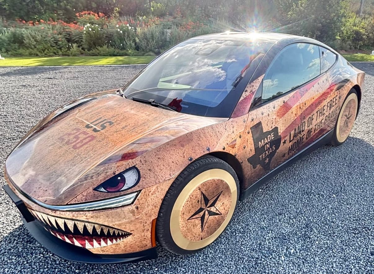 Tesla Cybercab gesichtet: Patriotischer Wrap & Lenkrad-Test