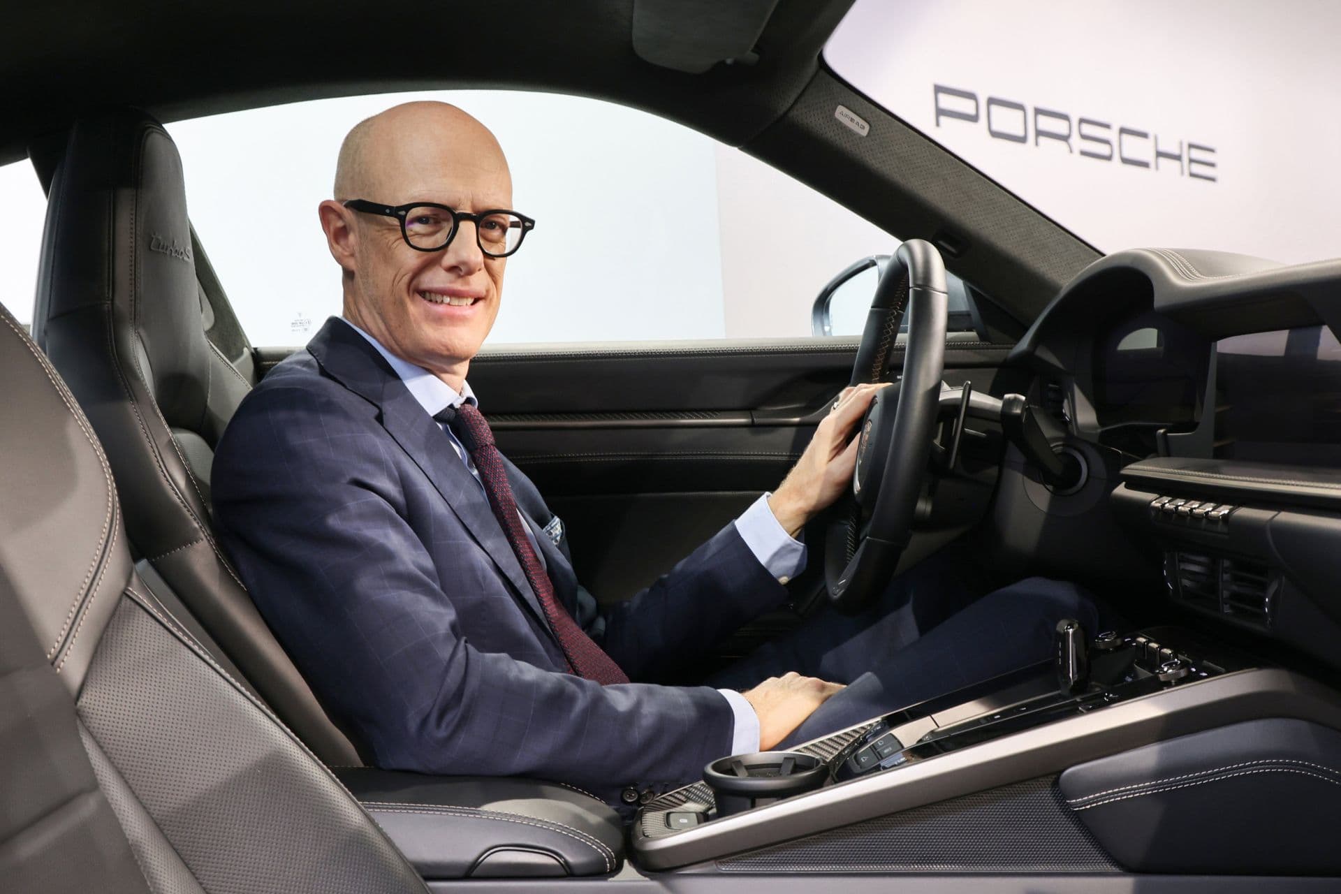 Porsche baut den Vertrieb um und streicht Management-Posten, Europa bekommt neue Führung