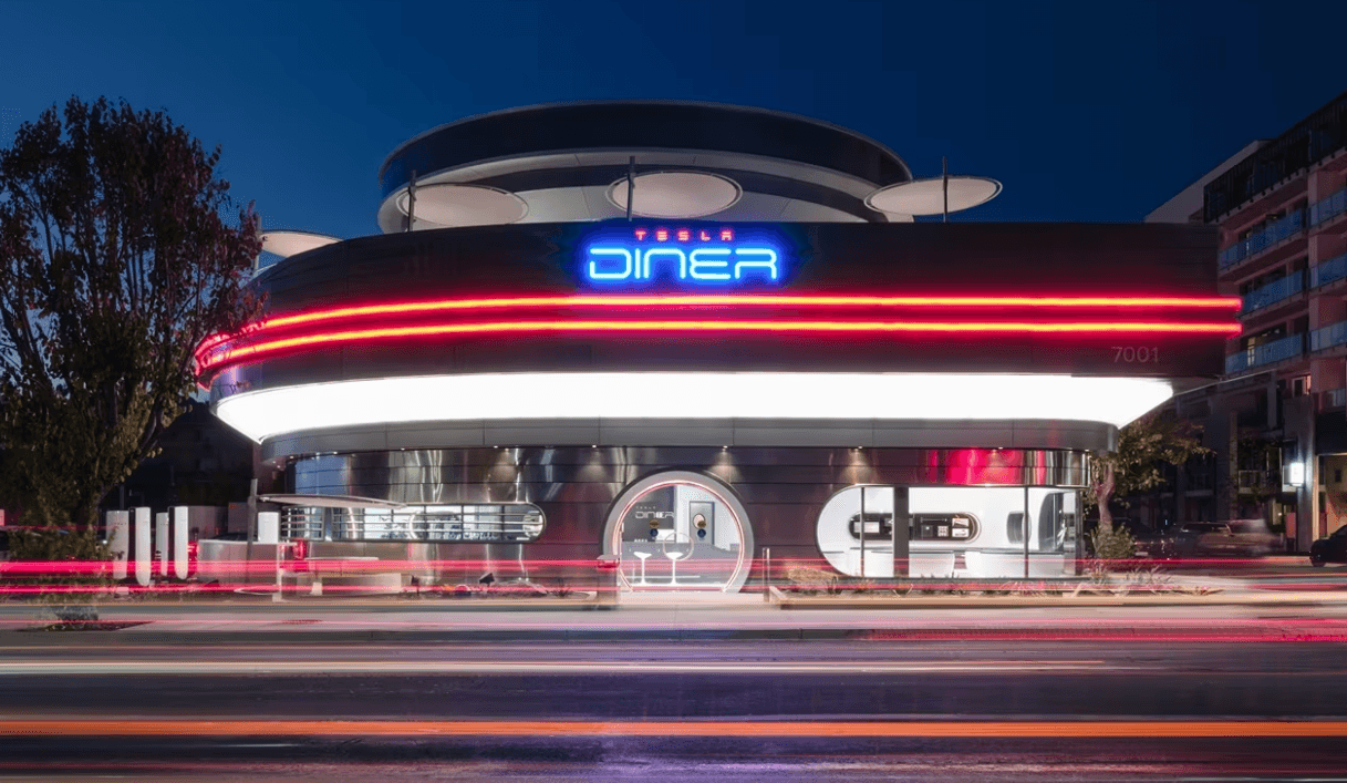 Tesla Diner in Hollywood wird 1 Jahr alt, Cybercab und Optimus kommen zur Geburtstagsparty