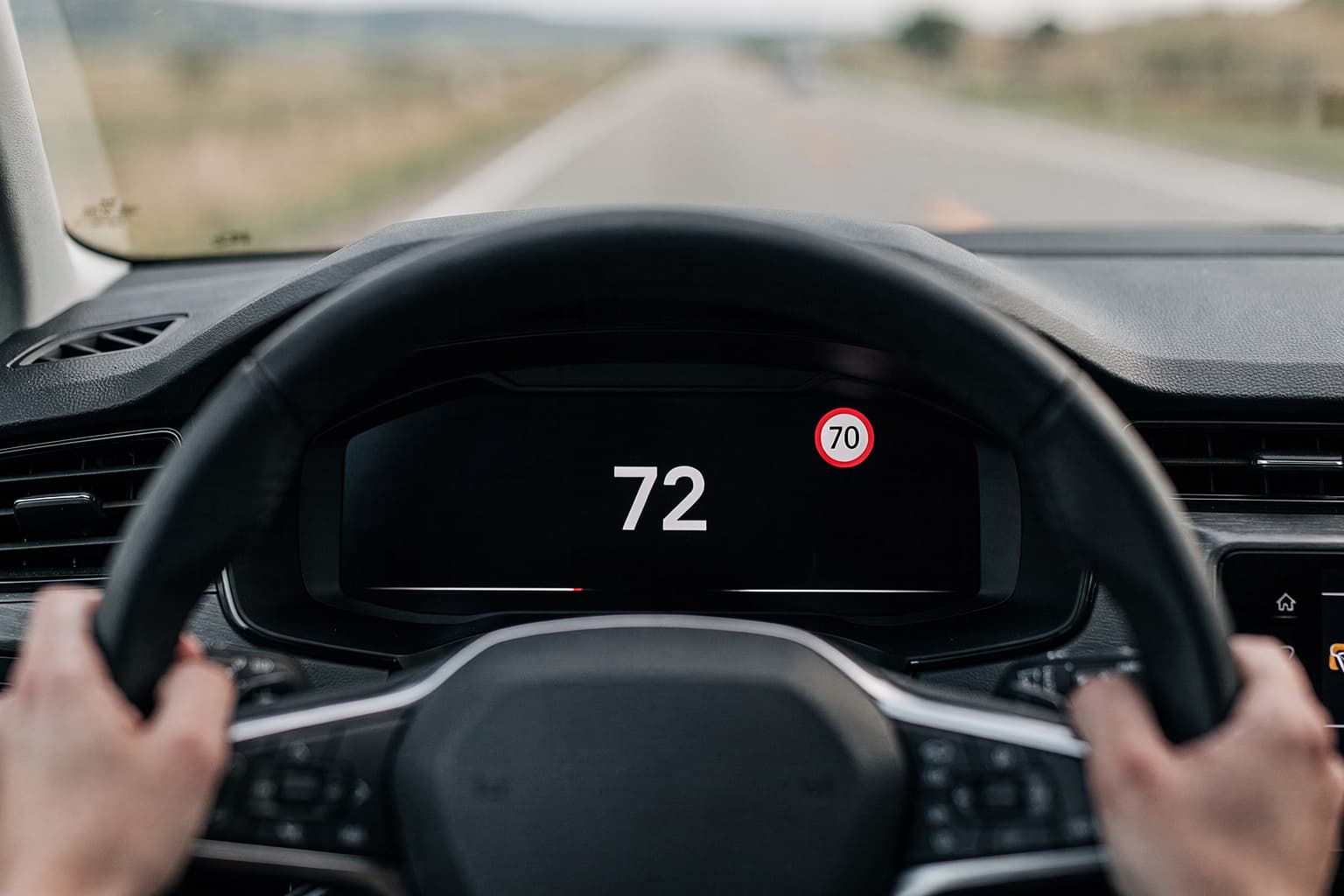 EU prüft Satelliten-Tempolimit im Auto, ab 2030 könnten Fahrzeuge bei Überschreitung automatisch Leistung reduzieren