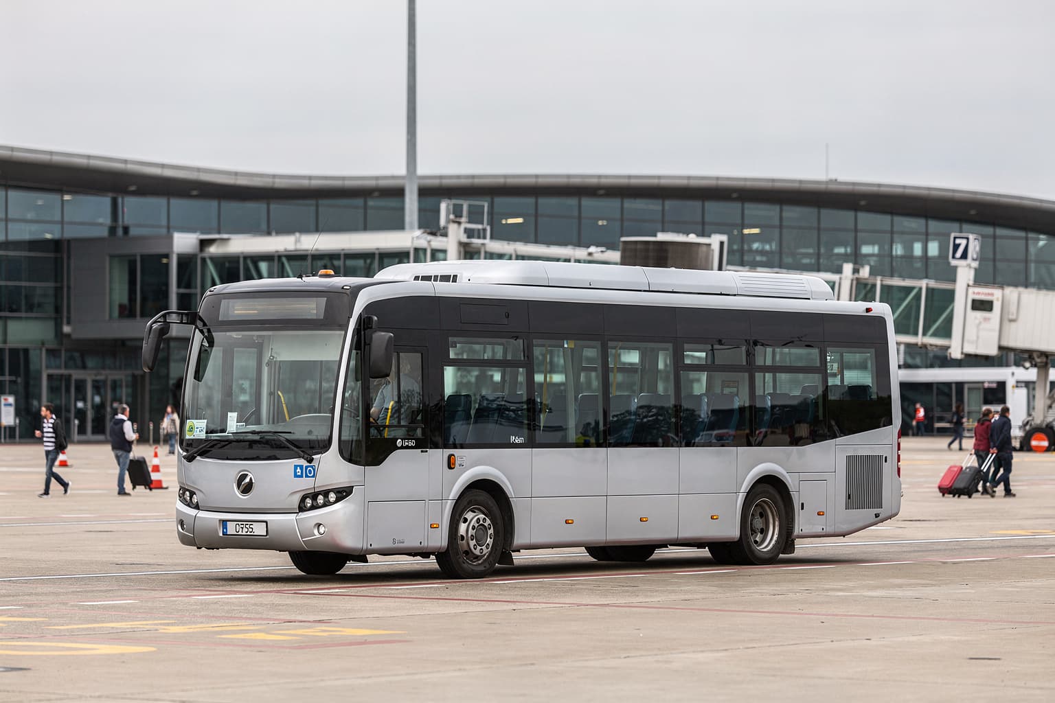 Flughafen Düsseldorf testet teleoperierte E-Shuttles im öffentlichen Verkehr, Gratis-Mitfahrt bis 28. August 2026
