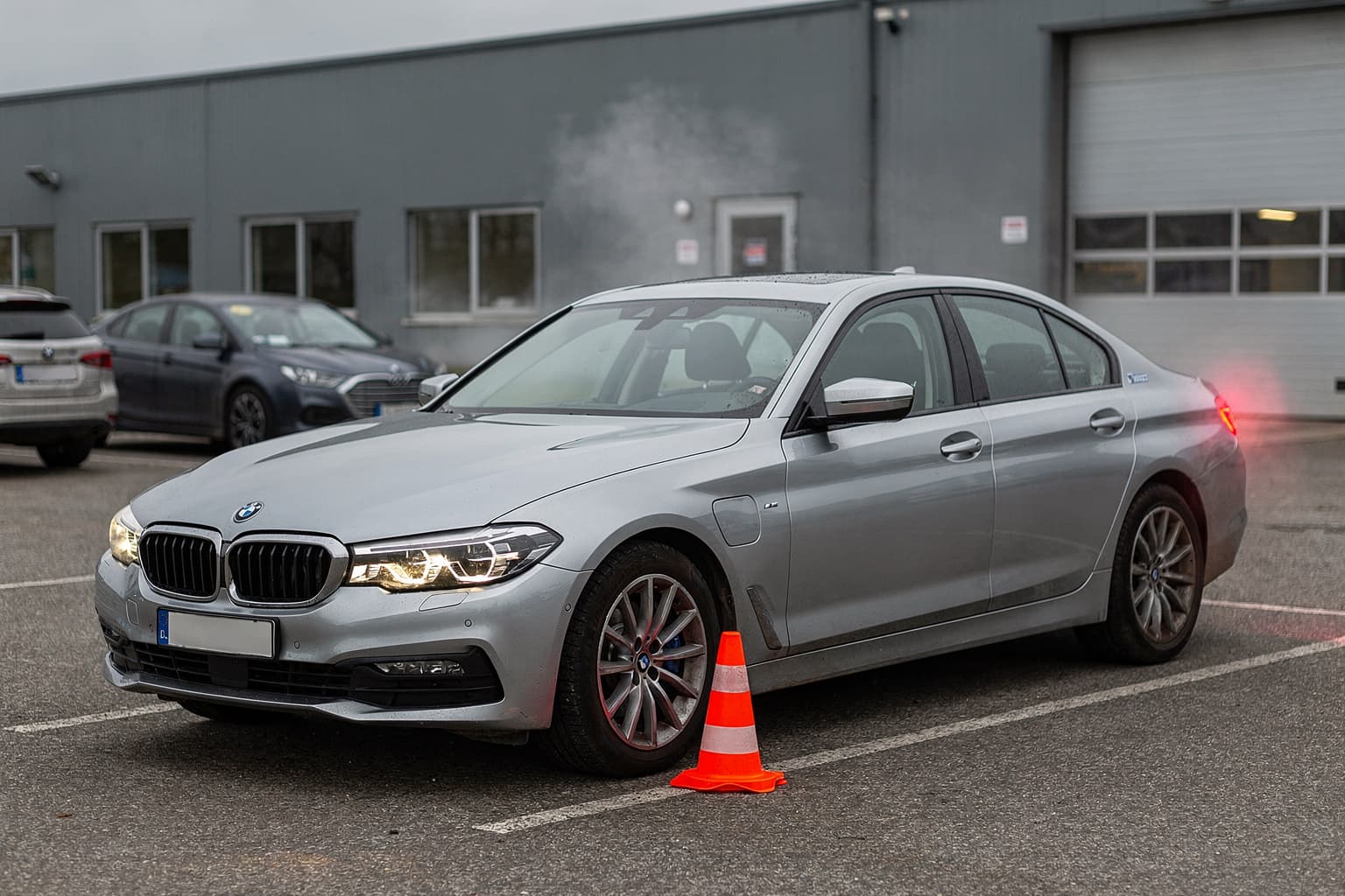 BMW ruft rund 29.000 Plug-in-Hybride zurück, Besitzer sollen draußen parken, Ursache ist nicht der HV-Akku