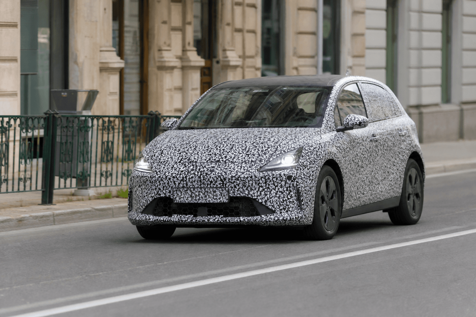Peugeot E-208 (2027): Neue horizontale Lichtsignatur, LFP-Akku mit Cell-to-Body und bis zu 500 km Reichweite