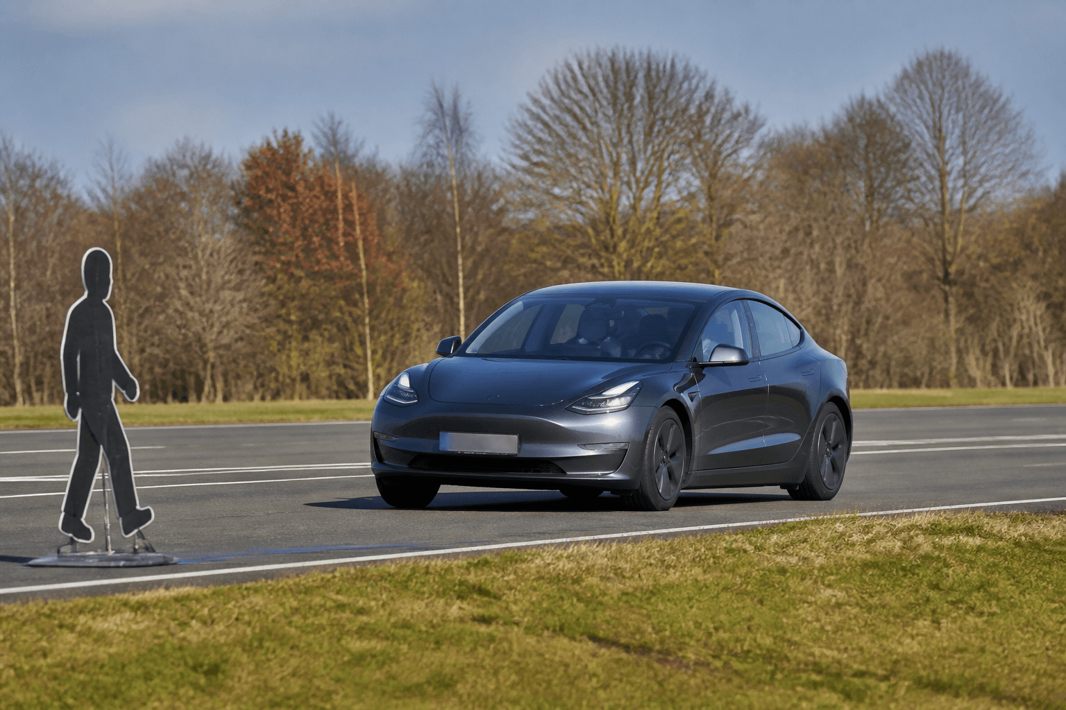 Tesla FSD v14 Lite: Reaktionszeit-Test zeigt großen Sprung